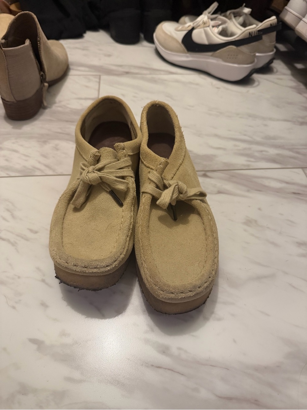 Women’s Suede Lace-Up Casual Clark’s in Beige